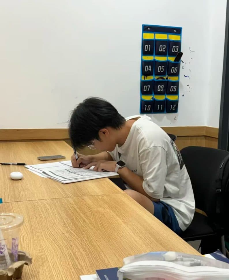 学员在教室内伏案书写