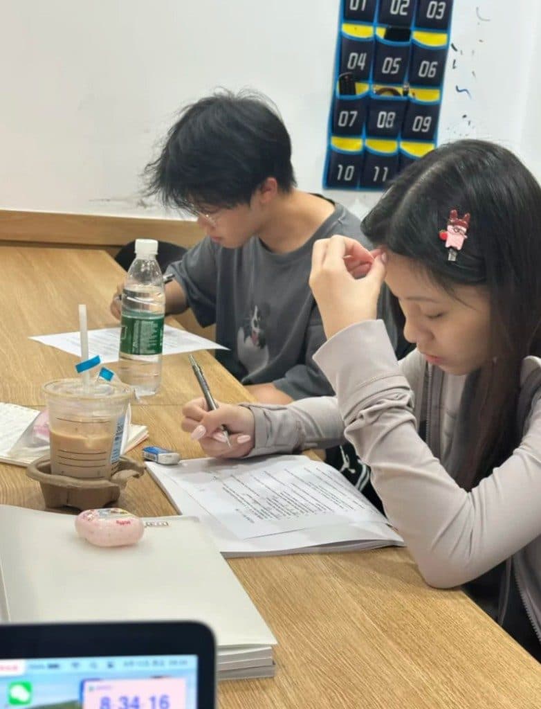 学员在教室内专注自习