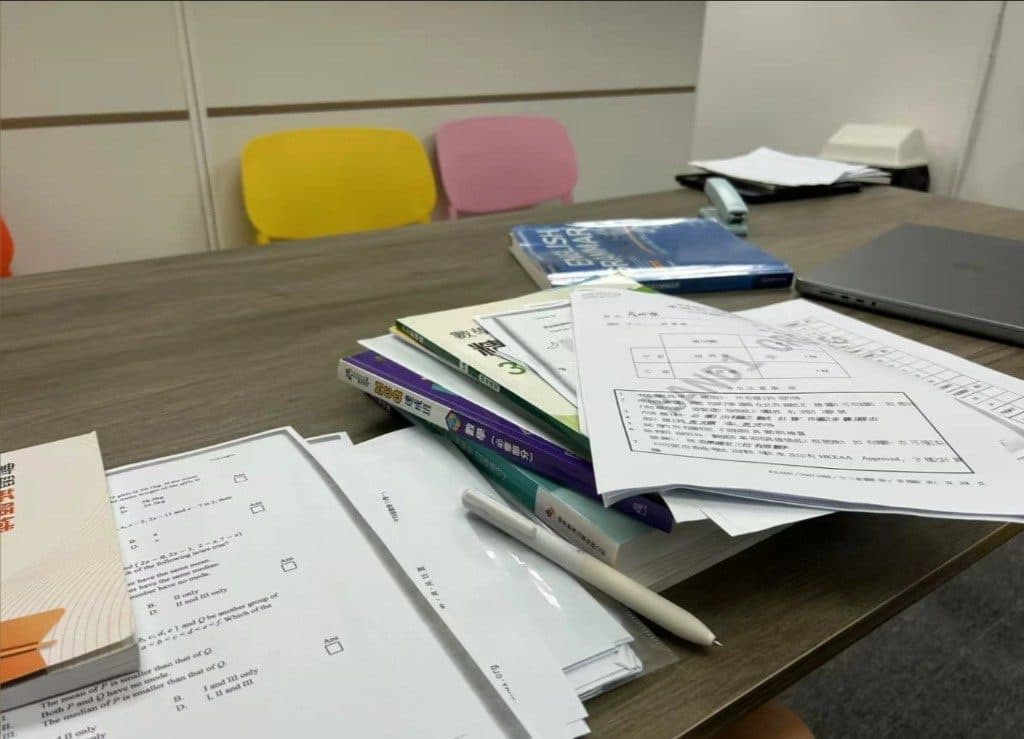 紫荆博雅教培区学习桌面与教材